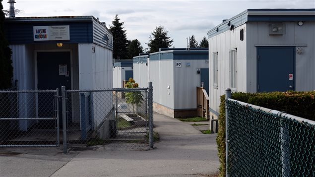 L'École Anne-Hébert doit loger ses élèves en trop dans dix classes portatives. L'École Anne-Hébert doit loger ses élèves en trop dans dix classes portatives.