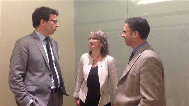 L'avocat Mark Power discute avec Marie-Andrée Asselin, dir. de la FPFCB et Sylvain Allison, trésorier du CSF L'avocat Mark Power discute avec Marie-Andrée Asselin, dir. de la FPFCB et Sylvain Allison, trésorier du CSF