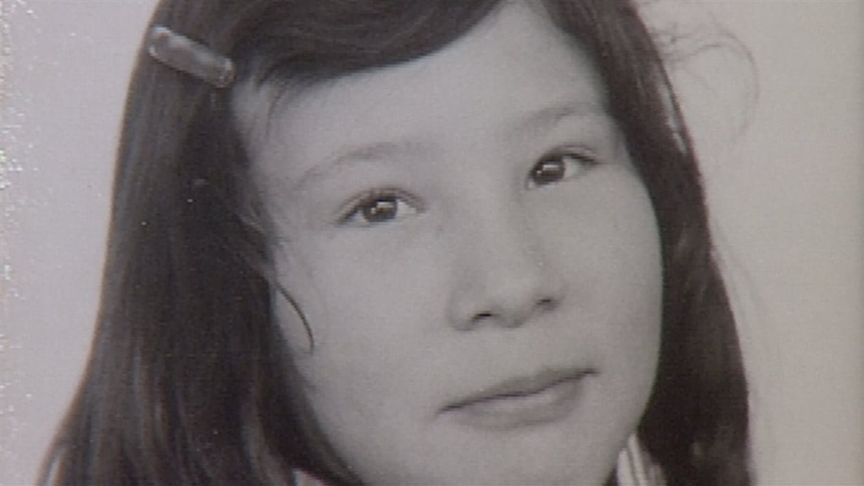 Carla Williams a été adoptée par une famille néerlandaise. Ses parents lui ont dit qu'ils l'ont achetée pour 6400$. Carla Williams a été adoptée par une famille néerlandaise. Ses parents lui ont dit qu'ils l'ont achetée pour 6400$.