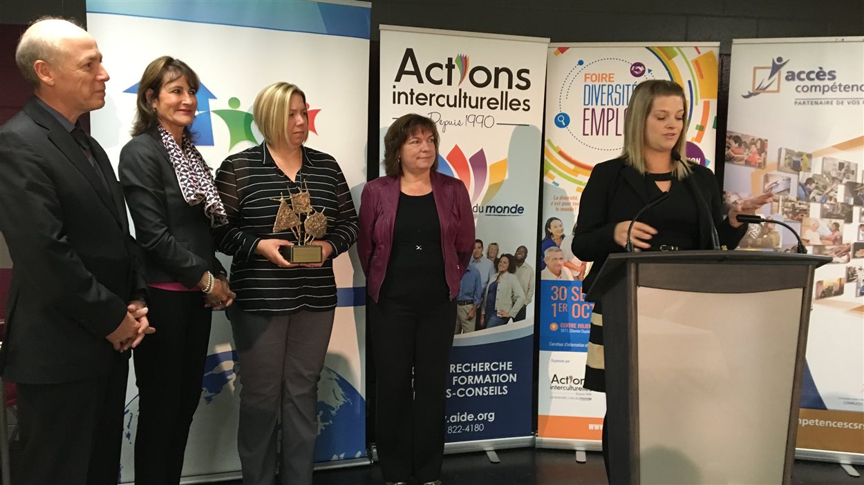 Quatre entreprises de l'Estrie ont reçu un prix leur implication dans l'embauche de personnes immigrantes. Quatre entreprises de l'Estrie ont reçu un prix leur implication dans l'embauche de personnes immigrantes.