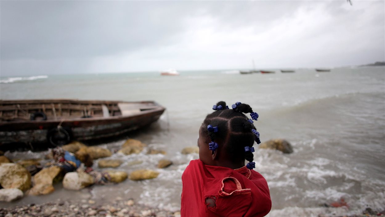 Une petite fille regarde les nuages menaçants à l'approche de l'ouragan Matthew aux Cayes en Haïti. Une petite fille regarde les nuages menaçants à l'approche de l'ouragan Matthew aux Cayes en Haïti.