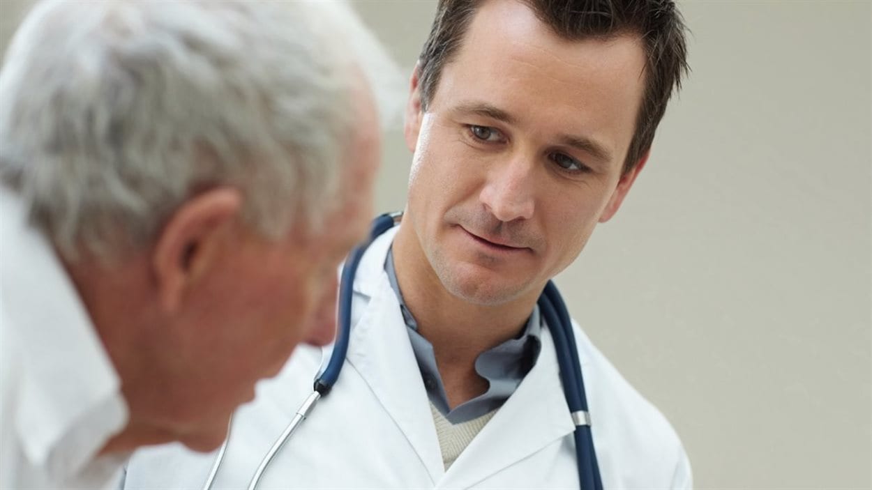 Un médecin de famille avec son patient. Un médecin de famille avec son patient.