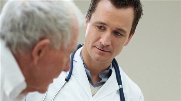 Un médecin avec son patient Un médecin avec son patient