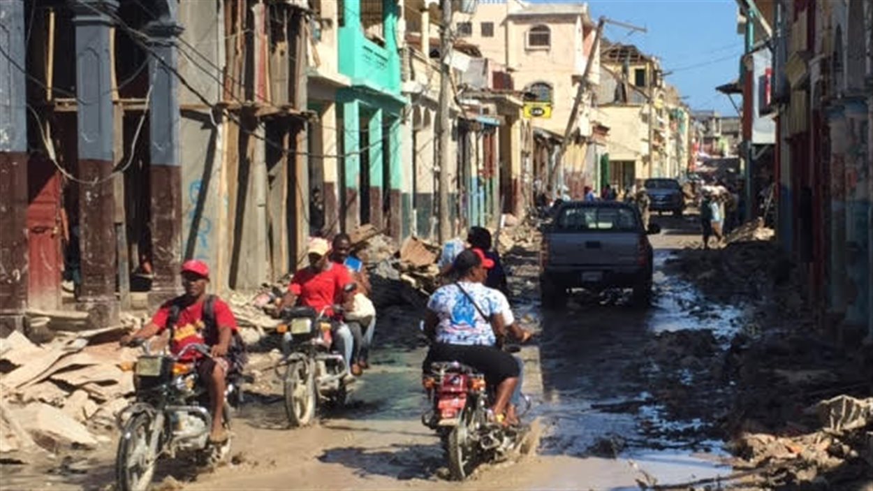 La rue principale de Jérémie est toujours jonchée de débris, cinq jours après l'ouragan. La rue principale de Jérémie est toujours jonchée de débris, cinq jours après l'ouragan.