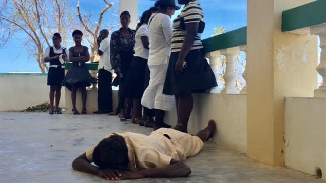 Les filles de cette famille viennent chercher le corps de leur père à la morgue de l'hôpital. L'une d'entre elles pleure de douleur au sol. Les filles de cette famille viennent chercher le corps de leur père à la morgue de l'hôpital. L'une d'entre elles pleure de douleur au sol.