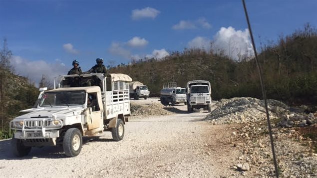 Un convoi de l'ONU circule sur la route, qui était impraticable auparavant. Des camions d'aide ont pu emprunter la route qui mène à Jérémie pour la première fois, samedi. Un convoi de l'ONU circule sur la route, qui était impraticable auparavant. Des camions d'aide ont pu emprunter la route qui mène à Jérémie pour la première fois, samedi.