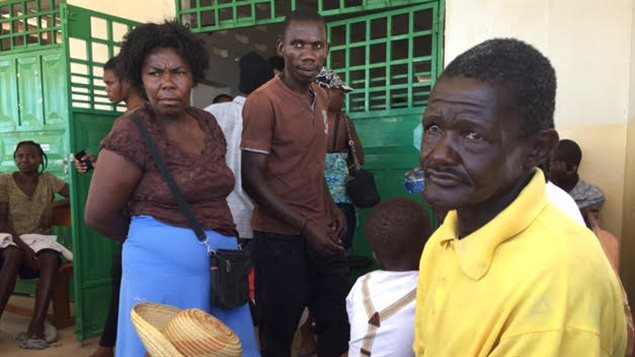 Cet homme attend devant les urgences depuis cinq jours. Il n'a toujours pas été admis pour soigner une blessure au pied et à la jambe causée par l'ouragan Matthew. Cet homme attend devant les urgences depuis cinq jours. Il n'a toujours pas été admis pour soigner une blessure au pied et à la jambe causée par l'ouragan Matthew.