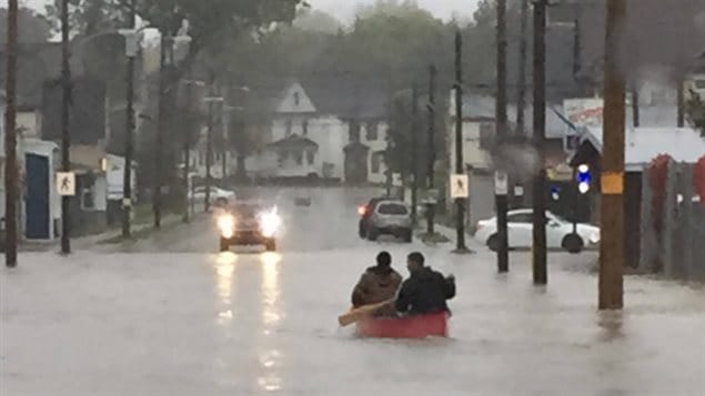 Environ 225 millimètres de pluie sont tombés à Sidney en Nouvelle-Écosse, selon Environnement Canada Environ 225 millimètres de pluie sont tombés à Sidney en Nouvelle-Écosse, selon Environnement Canada