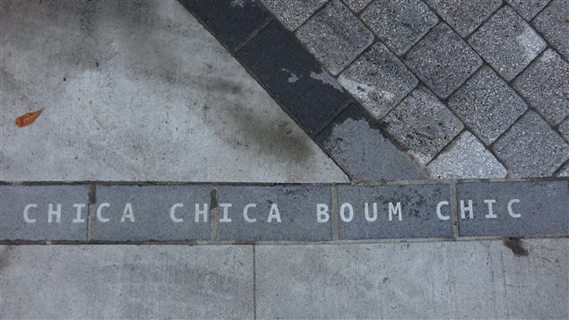 Des titres de chansons ont été intégrés au trottoir du parc Des titres de chansons ont été intégrés au trottoir du parc