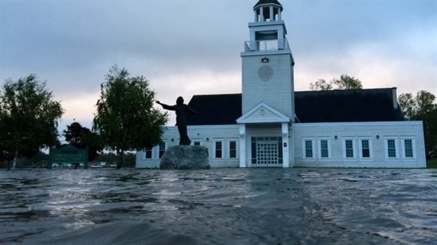 Cette église de Sydney, au Cap-Breton, semble flotter sur l'eau, après des pluies diluviennes. Cette église de Sydney, au Cap-Breton, semble flotter sur l'eau, après des pluies diluviennes.