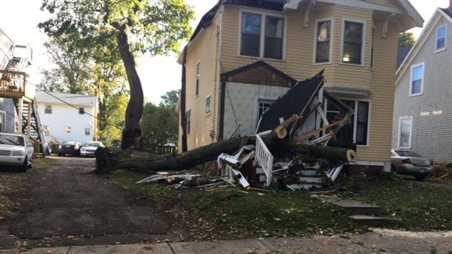 Un arbre a détruit le balcon de cette maison sur la rue Upper Hillsborough à Charlottetown. Un arbre a détruit le balcon de cette maison sur la rue Upper Hillsborough à Charlottetown.