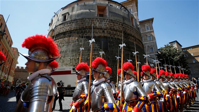 Des gardes suisses devant la banque du Vatican Des gardes suisses devant la banque du Vatican