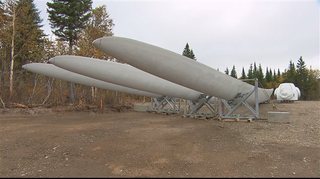 Des pâles d'éoliennes sur un chantier de construction. Des pâles d'éoliennes sur un chantier de construction.