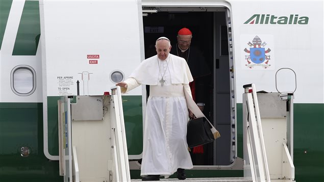 Le pape François en 2013 avec son porte-documents Le pape François en 2013 avec son porte-documents
