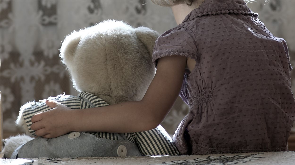 Un enfant et son doudou. Un enfant et son doudou.