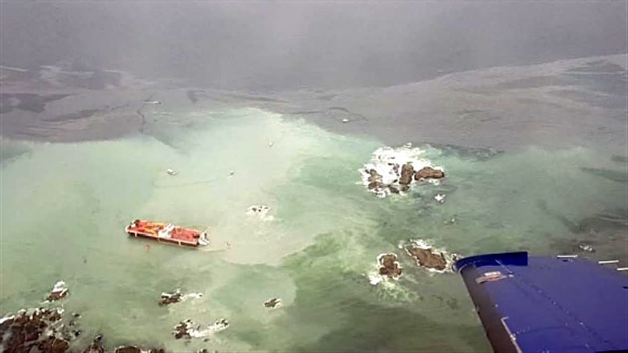 La barge et le remorqueur échoués au large de la Colombie-Britannique, près de Bella Bella. La barge et le remorqueur échoués au large de la Colombie-Britannique, près de Bella Bella.
