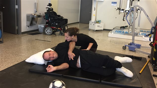 Jean-François bénéficie de l'aide sociale, mais son père lui paie des séances de physiothérapie en clinique privée. Jean-François bénéficie de l'aide sociale, mais son père lui paie des séances de physiothérapie en clinique privée.