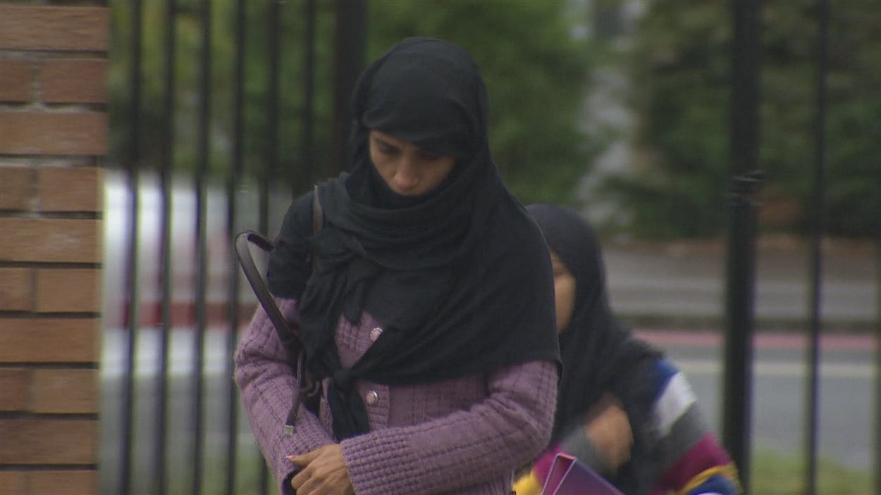 Musulmane portant le hijab, un foulard avec lequel elle se recouvre les cheveux, les oreilles et le cou Musulmane portant le hijab, un foulard avec lequel elle se recouvre les cheveux, les oreilles et le cou