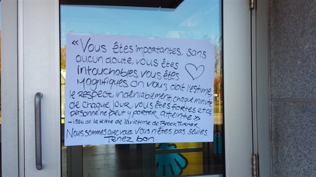 Un message a été affiché sur une porte du pavillonpavillon Marie-Alphonse-Parent à l'intention des victimes. Un message a été affiché sur une porte du pavillonpavillon Marie-Alphonse-Parent à l'intention des victimes.