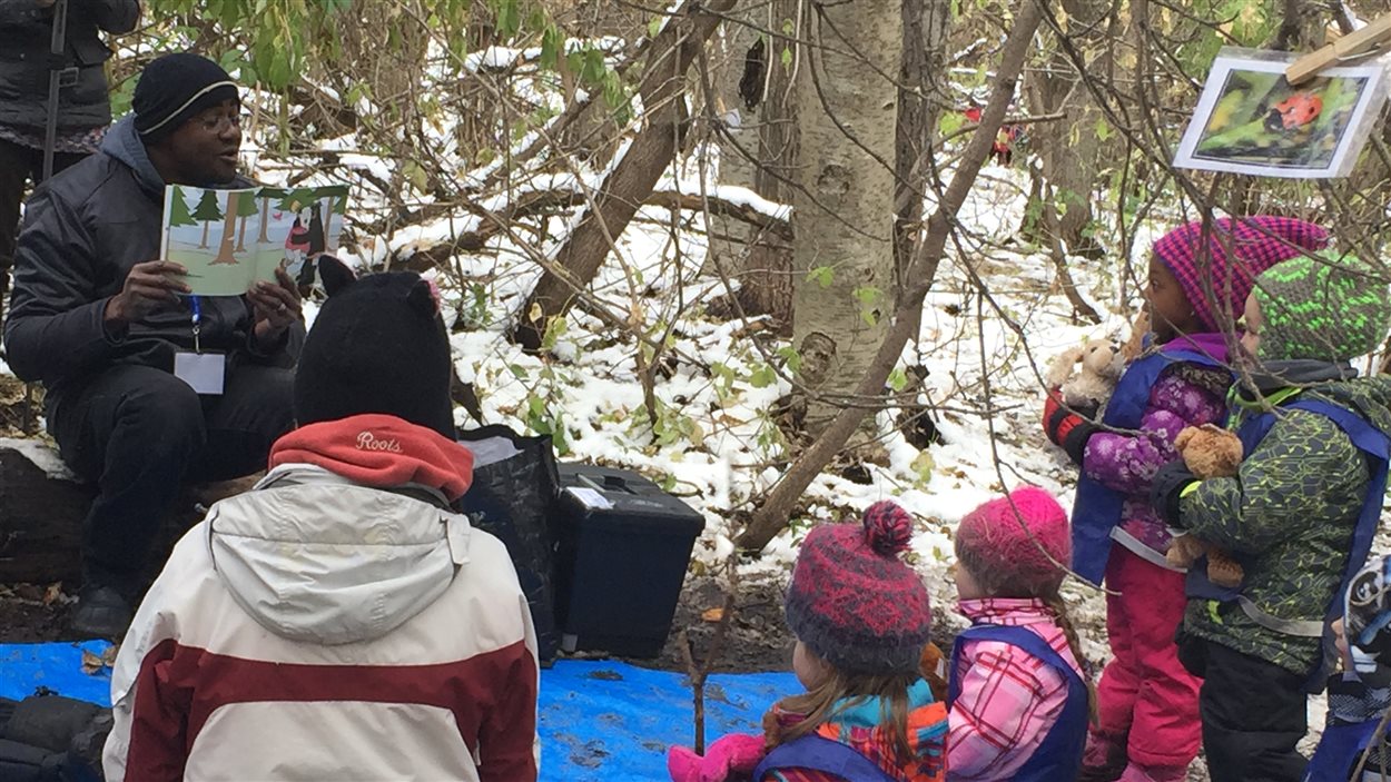 Des élèves de maternelle de l'École Sainte-Jeanne-d'Arc, d'Edmonton participent à une classe en plein air Des élèves de maternelle de l'École Sainte-Jeanne-d'Arc, d'Edmonton participent à une classe en plein air