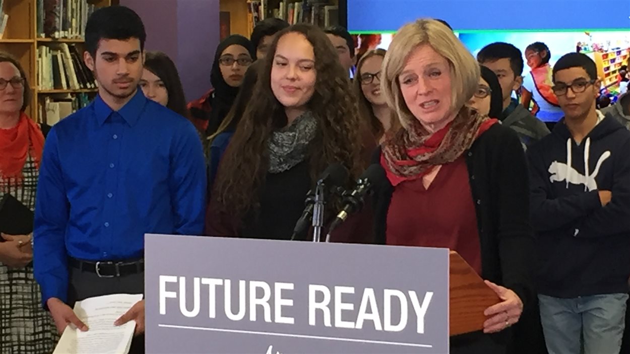 La première ministre albertaine Rachel Notley prend la parole lors d'une conférence de presse pour le lancement d'un sondage sur la réforme des programmes scolaires. La première ministre albertaine Rachel Notley prend la parole lors d'une conférence de presse pour le lancement d'un sondage sur la réforme des programmes scolaires.