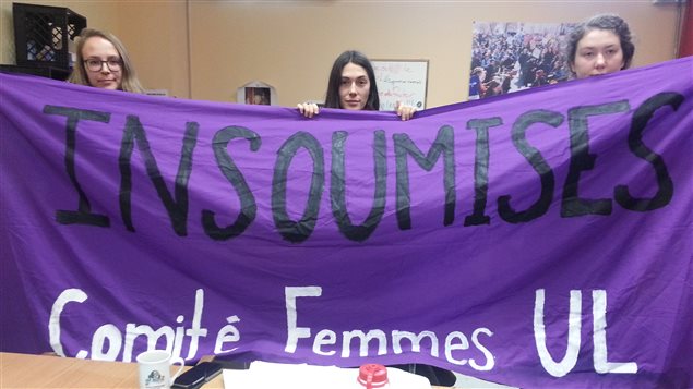 Le comité avait apposé des banderoles au pavillon Desjardins. Le comité avait apposé des banderoles au pavillon Desjardins.