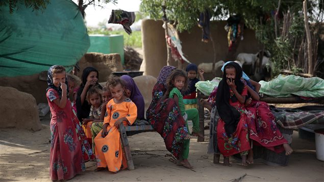 Au Yémen, de jeunes filles sont rassemblées dans un camp pour personnes déplacées, le 7 octobre 2016 Au Yémen, de jeunes filles sont rassemblées dans un camp pour personnes déplacées, le 7 octobre 2016