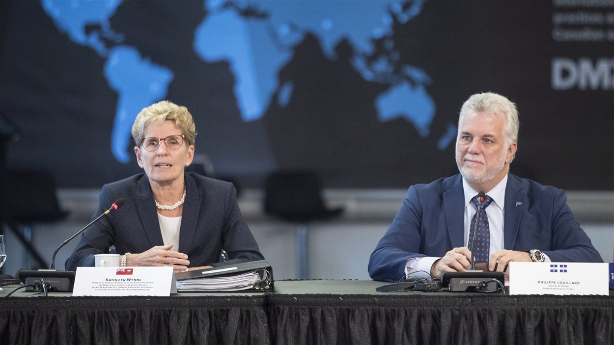 La première ministre de l'Ontario, Kathleen Wynne, et le premier ministre du Québec, Philippe Couillard, lors d'une conférence de presse à Toronto. La première ministre de l'Ontario, Kathleen Wynne, et le premier ministre du Québec, Philippe Couillard, lors d'une conférence de presse à Toronto.