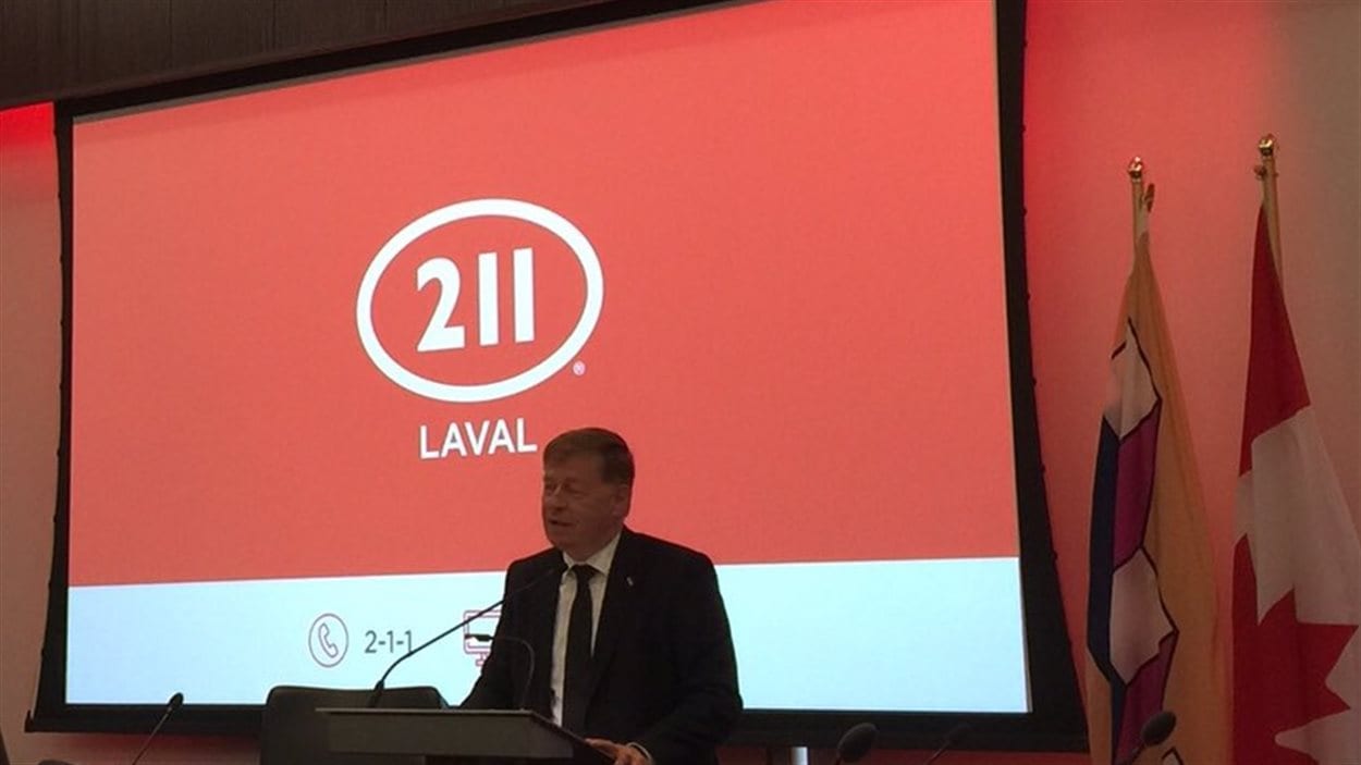 Le maire de Laval, Marc Demers, présente le nouveau service 211. Le maire de Laval, Marc Demers, présente le nouveau service 211.