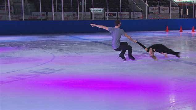 Le duo Ruest-Wolfe sur la patinoire du colisée de Rimouski Le duo Ruest-Wolfe sur la patinoire du colisée de Rimouski
