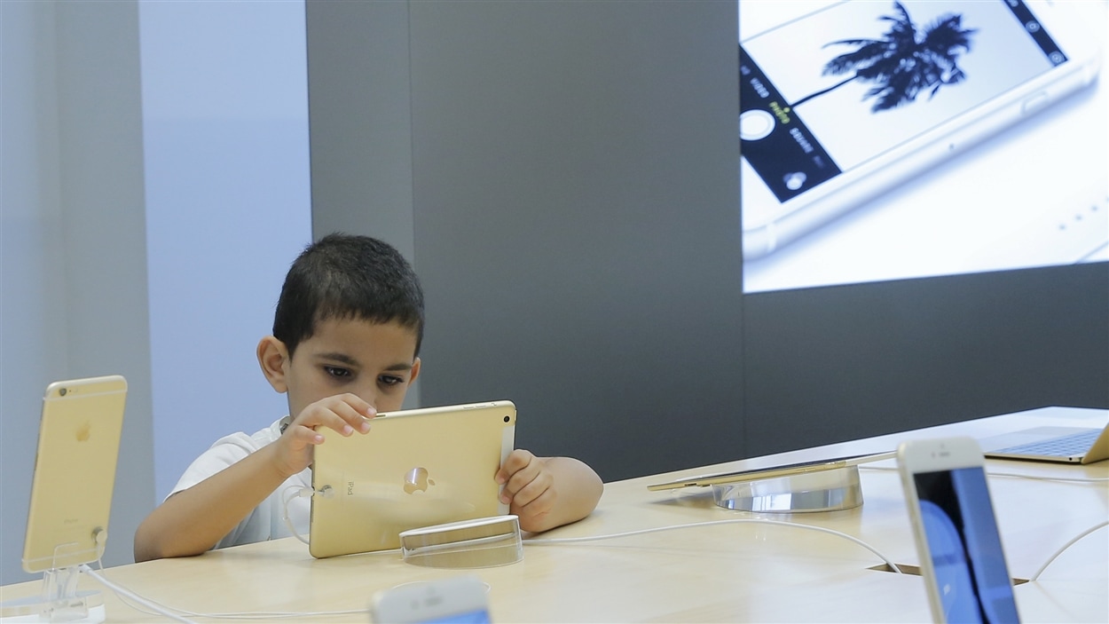 Un enfant sur un iPad Un enfant sur un iPad