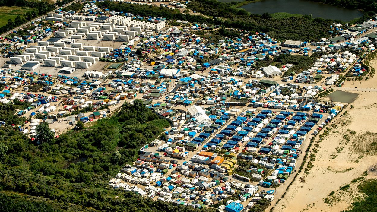 Vue aérienne de la « jungle » de Calais prise le 16 août 2016 Vue aérienne de la « jungle » de Calais prise le 16 août 2016