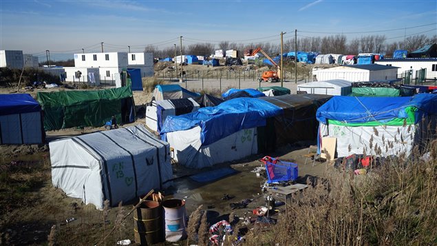 Vue de la « jungle », le camp de migrants à Calais Vue de la « jungle », le camp de migrants à Calais