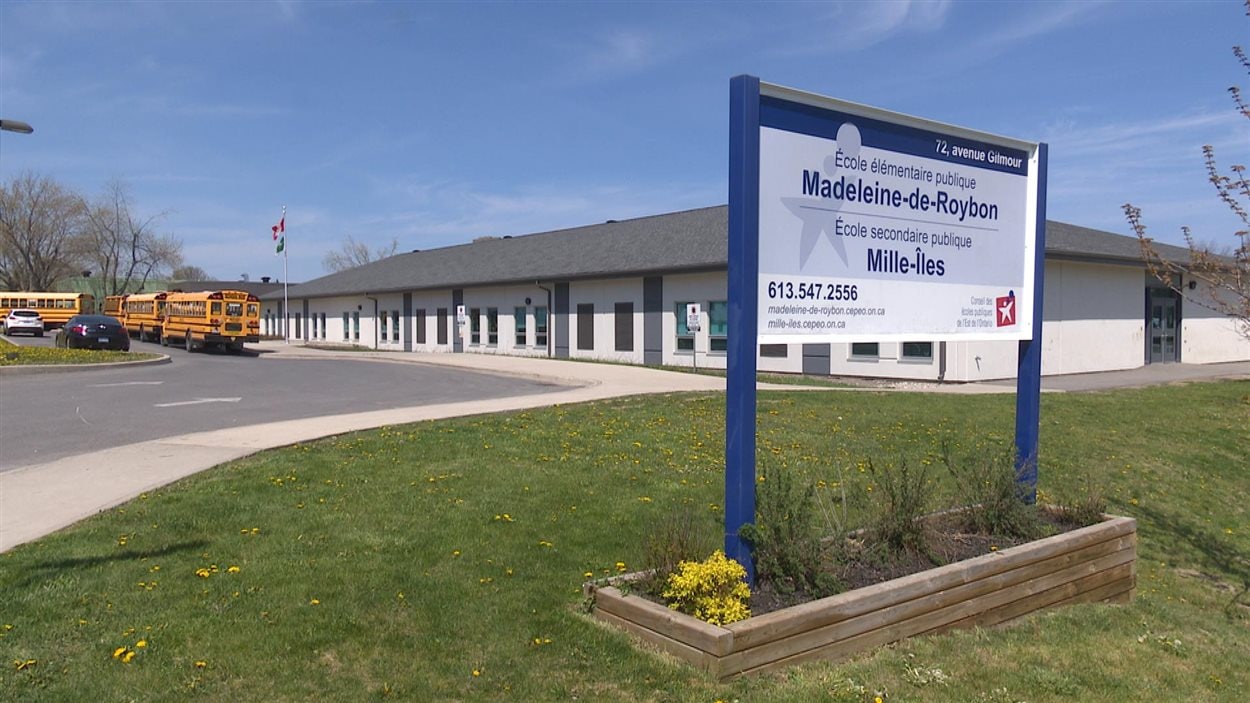 L'édifice qui abrite les écoles publiques francophones de Kingston. L'édifice qui abrite les écoles publiques francophones de Kingston.