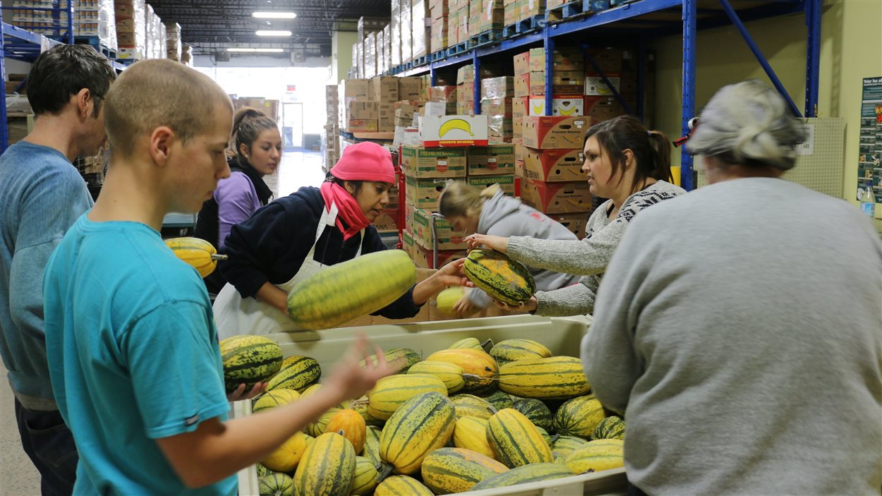 Bénévoles dans une banque alimentaire Bénévoles dans une banque alimentaire