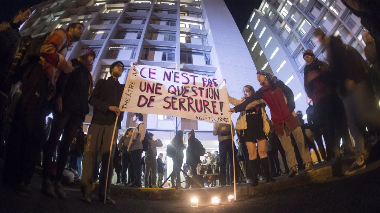 Rassemblement à l'Université Laval, à Québec, le 19 octobre 2016, pour soutenir les victimes d'une série d'agressions survenues dans les résidences du campus. Rassemblement à l'Université Laval, à Québec, le 19 octobre 2016, pour soutenir les victimes d'une série d'agressions survenues dans les résidences du campus.