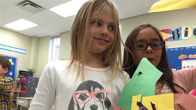 Des élèves de l'École publique Foyer-Jeunesse montre leurs bricolages, une maison pour Capot l'ourson! Des élèves de l'École publique Foyer-Jeunesse montre leurs bricolages, une maison pour Capot l'ourson!