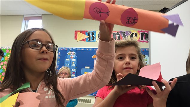Des élèves de l'École publique Foyer-Jeunesse montre leurs bricolages, une fusée et une maison pour Capot l'ourson! Des élèves de l'École publique Foyer-Jeunesse montre leurs bricolages, une fusée et une maison pour Capot l'ourson!