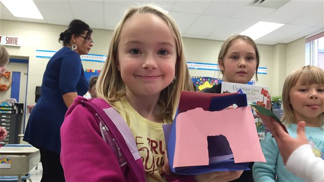 Une élève de l'École publique Foyer-Jeunesse montre son bricolage, une maison pour Capot l'ourson! Une élève de l'École publique Foyer-Jeunesse montre son bricolage, une maison pour Capot l'ourson!