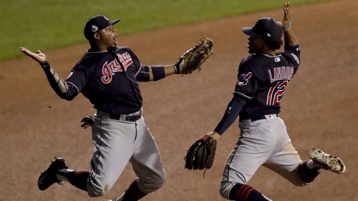 Les joueurs des Indians Rajai Davis et Francisco Lindor célèbrent leur victoire contre les Cubs, le 29 octobre 2016. Les joueurs des Indians Rajai Davis et Francisco Lindor célèbrent leur victoire contre les Cubs, le 29 octobre 2016.