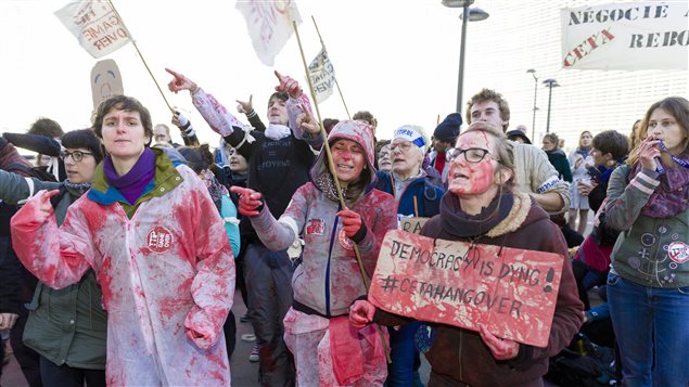 Des manifestants devant le siège du Conseil de l'UE Des manifestants devant le siège du Conseil de l'UE