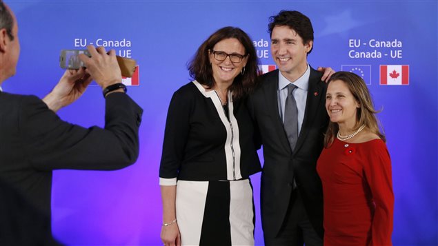 La commissaire européenne au Commerce Cecilia Malmstrom, le premier ministre canadien Justin Trudeau et sa ministre du Commerce international Chrystia Freeland La commissaire européenne au Commerce Cecilia Malmstrom, le premier ministre canadien Justin Trudeau et sa ministre du Commerce international Chrystia Freeland