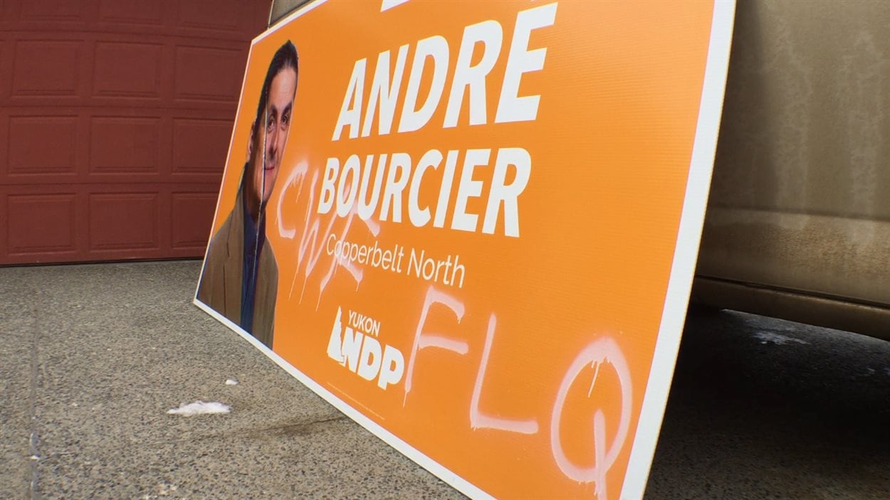 pancarte vandalisée pancarte vandalisée