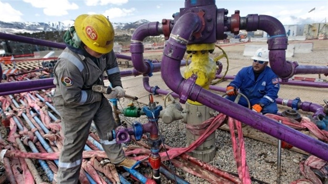 Une majorité de Québécois s'oppose à l'exploitation d'hydrocarbure utilisant la fracturation hydraulique ou à l'acide, selon un sondage du Front commun pour la transition énergétique. Une majorité de Québécois s'oppose à l'exploitation d'hydrocarbure utilisant la fracturation hydraulique ou à l'acide, selon un sondage du Front commun pour la transition énergétique.
