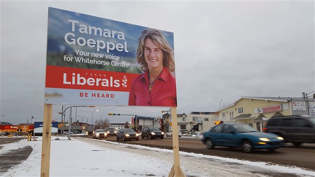 Un panneau de la candidate du Parti libéral du Yukon, Tamara Geoppel