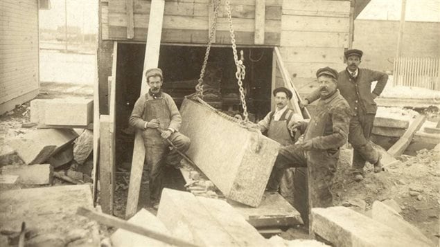 Jusqu’à la mort d’August Gillis (troisième à partir de la gauche), en 1922, l’entreprise était nommée August Gillis & Son. Jusqu’à la mort d’August Gillis (troisième à partir de la gauche), en 1922, l’entreprise était nommée August Gillis & Son.