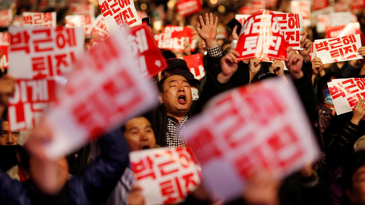 Des manifestants en colère scandent «Trahison!» et «Criminelle!» à l'endroit de la présidente Park Geun-hye. Des manifestants en colère scandent «Trahison!» et «Criminelle!» à l'endroit de la présidente Park Geun-hye.