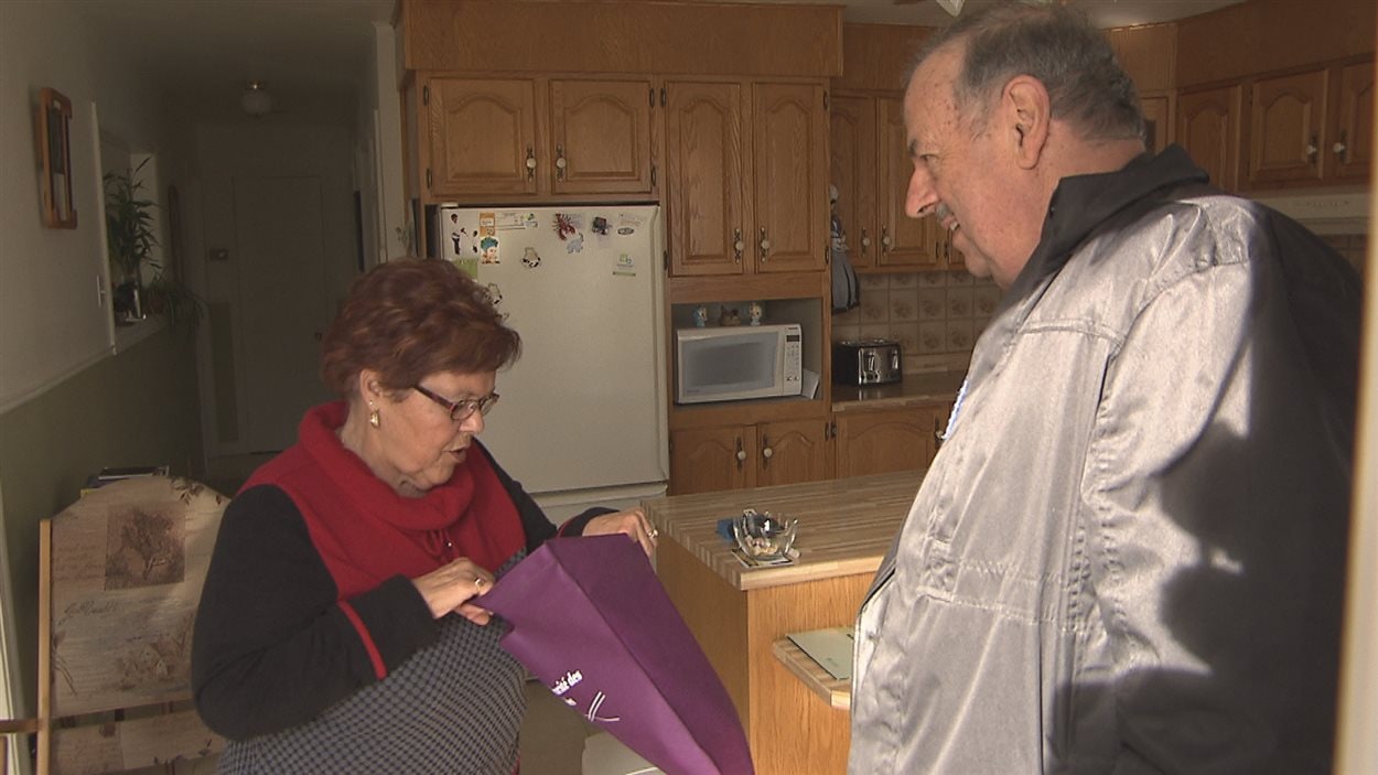 Simon Brunelle, maire de Sainte-Cécile-de-Lévrard, distribue des trousses d'information à des personnes aînées de sa municipalité.
Simon Brunelle, maire de Sainte-Cécile-de-Lévrard, distribue des trousses d'information à des personnes aînées de sa municipalité.