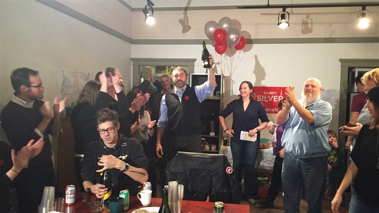 Le premier ministre désigné Sandy Silver célèbre la victoire du Parti libéral du Yukon le lundi 7 novembre. Le premier ministre désigné Sandy Silver célèbre la victoire du Parti libéral du Yukon le lundi 7 novembre.