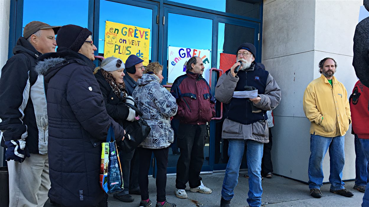 Une manifestation devant le 22, rue Belvédère Nord à Sherbrooke Une manifestation devant le 22, rue Belvédère Nord à Sherbrooke